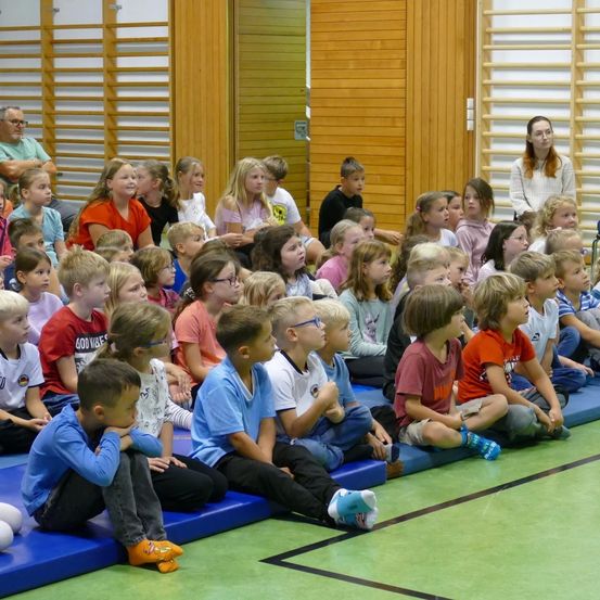 Bild enthält, Boy, Child, Male, Person, Female, Girl, Face, Head, People