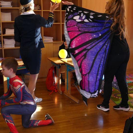 Bild enthält, Wood, Floor, Flooring, Hardwood, Shoe, Sphere, Interior Design, Plywood, Purple, Person
