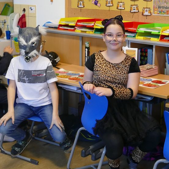 Bild enthält, Person, Photography, Portrait, Shoe, Table, Pants, T-Shirt, Boy, Child, Male