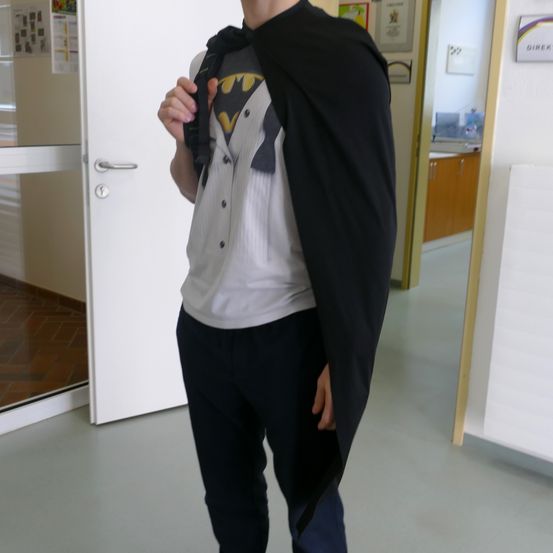 Bild enthält, Cape, Clothing, Costume, Person, Pants, Long Sleeve, Sleeve, Face, Head, Coat