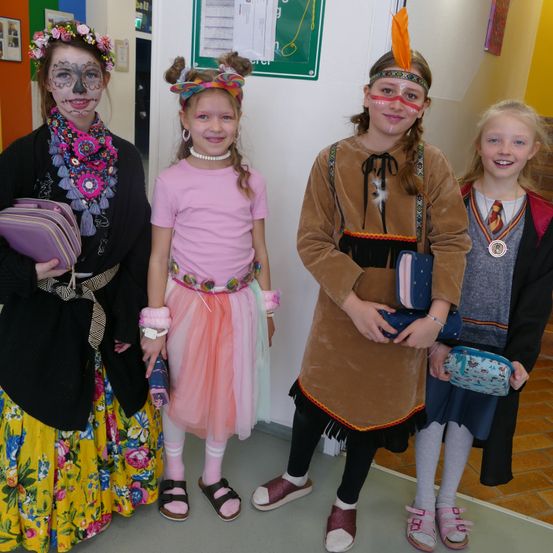 Bild enthält, Costume, Person, Skirt, Adult, Female, Woman, Girl, Teen, Child, Handbag