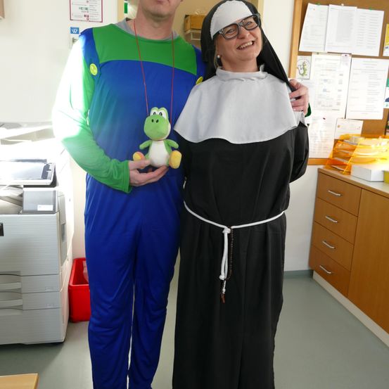 Bild enthält, Costume, Person, Photography, Portrait, Hat, Adult, Female, Woman, Glasses, Finger