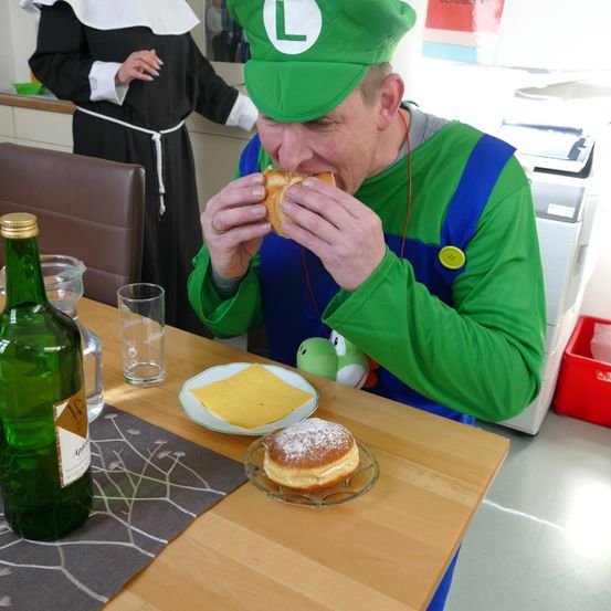 Bild enthält, Table, Adult, Female, Person, Woman, Dining Table, Wood, Male, Man, Glasses