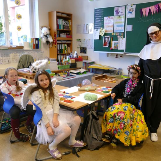 Bild enthält, Child, Female, Girl, Person, Adult, Woman, School, Glasses, Boy, Male