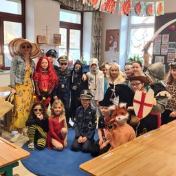 Bild enthält, Adult, Female, Person, Woman, School, People, Classroom, Table, Monitor, Wood