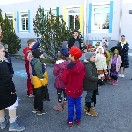 Bild enthält, Coat, Adult, Female, Person, Woman, Pants, Tree, Baseball Cap, Cap, Walking