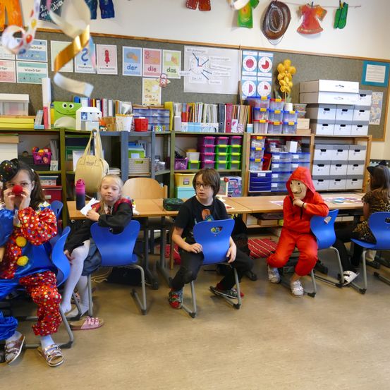 Bild enthält, Building, School, Boy, Child, Male, Person, Female, Girl, Classroom, Kindergarten