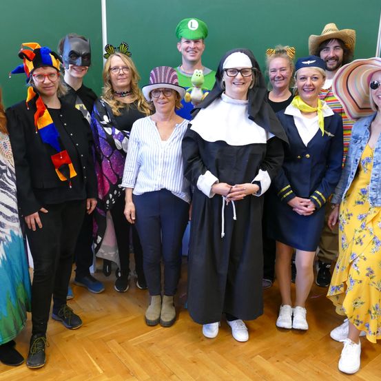 Bild enthält, Adult, Female, Person, Woman, Costume, Hat, Sunglasses, Shoe, Face, Coat