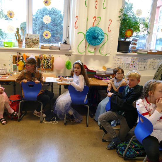 Bild enthält, Adult, Female, Person, Woman, School, Kindergarten, Boy, Child, Male, Girl