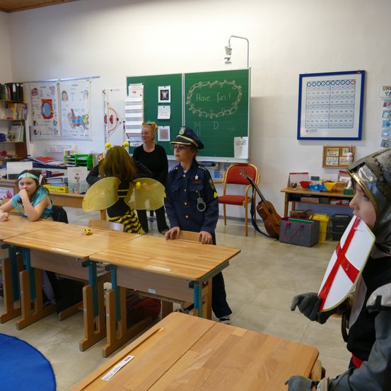 Bild enthält, Plywood, Wood, Hardwood, School, Boy, Child, Male, Person, Classroom, Girl