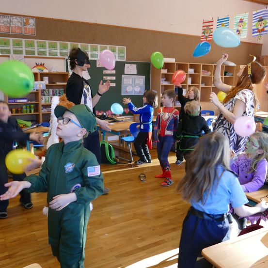 Bild enthält, Wood, Kindergarten, Boy, Child, Male, Person, Female, Girl, Glasses, Shoe