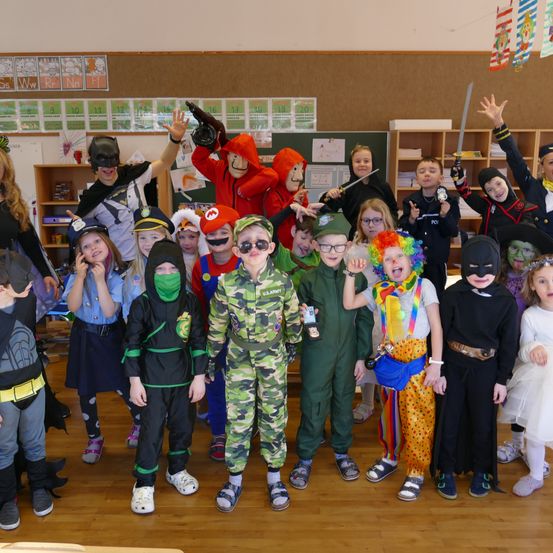 Bild enthält, Adult, Female, Person, Woman, Flooring, Costume, Child, Girl, Boy, Male