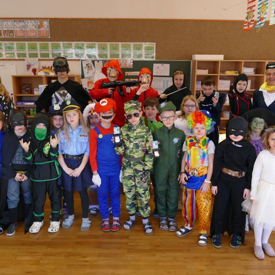 Bild enthält, Flooring, Wood, Glove, Flower Arrangement, Kindergarten, Adult, Female, Person, Woman, Child
