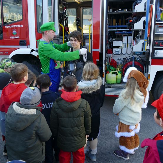 Bild enthält, Adult, Male, Man, Person, Cap, Child, Female, Girl, Boy, Glove