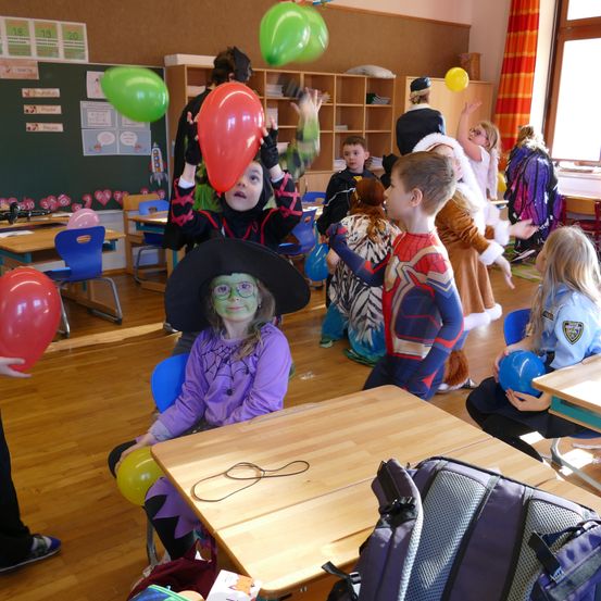 Bild enthält, Wood, Plywood, Kindergarten, School, Hardwood, Boy, Child, Male, Person, Balloon