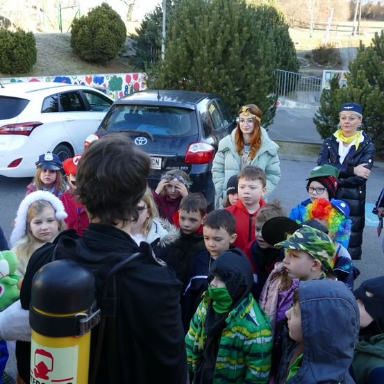 Bild enthält, Adult, Female, Person, Woman, Glove, Male, Man, License Plate, Tree, Car