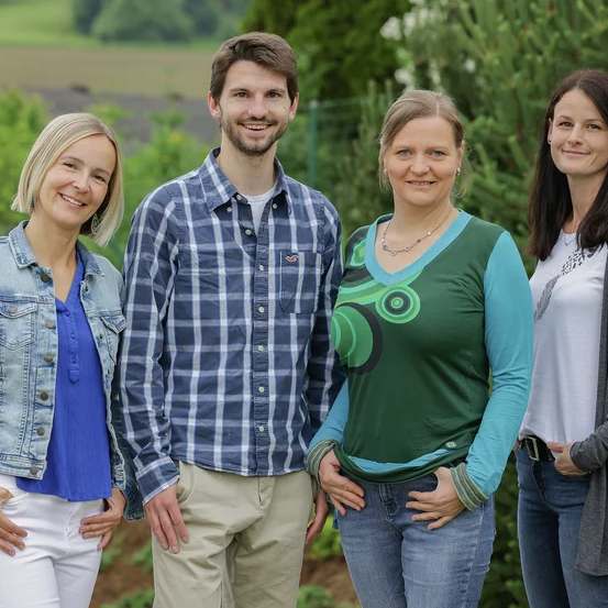 Bild enthält, Pants, Person, Smile, Jeans, Adult, Female, Woman, Groupshot, Male, Man