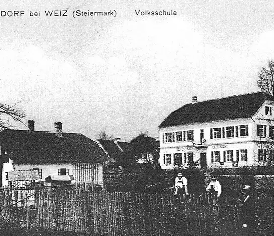 Bild enthält, Monastery, Person, Outdoors, Factory, Housing, Nature, City