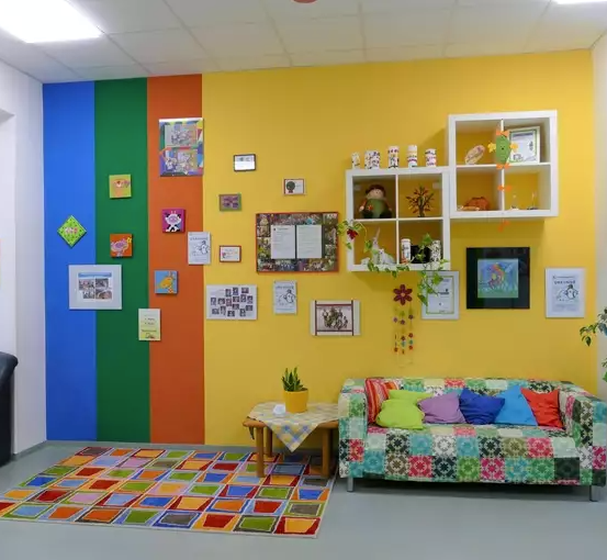 Bild enthält, Home Decor, Indoors, Interior Design, Photo Frame, Plant, Furniture, Living Room