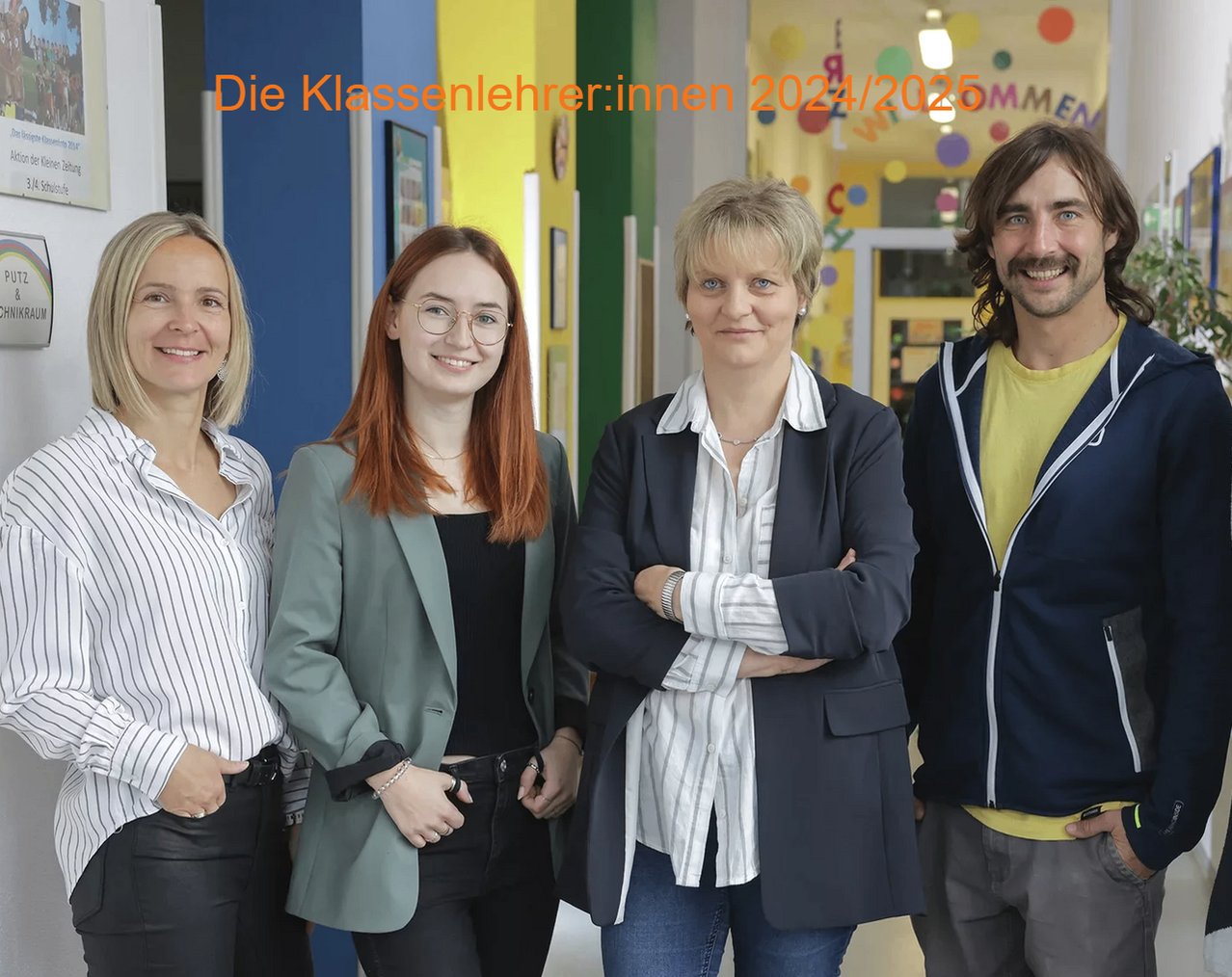 Bild enthält, Groupshot, Person, Adult, Female, Woman, Coat, Jacket, Glasses, People, Face