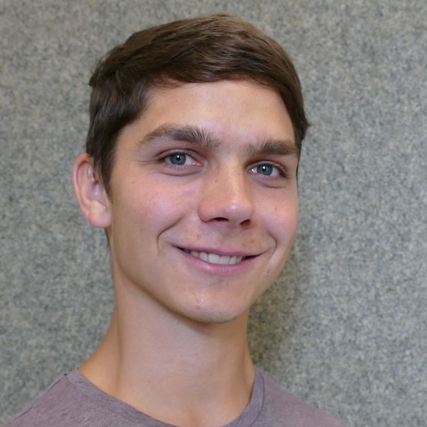 Bild enthält, Face, Head, Person, Photography, Portrait, Neck, Adult, Male, Man, Smile