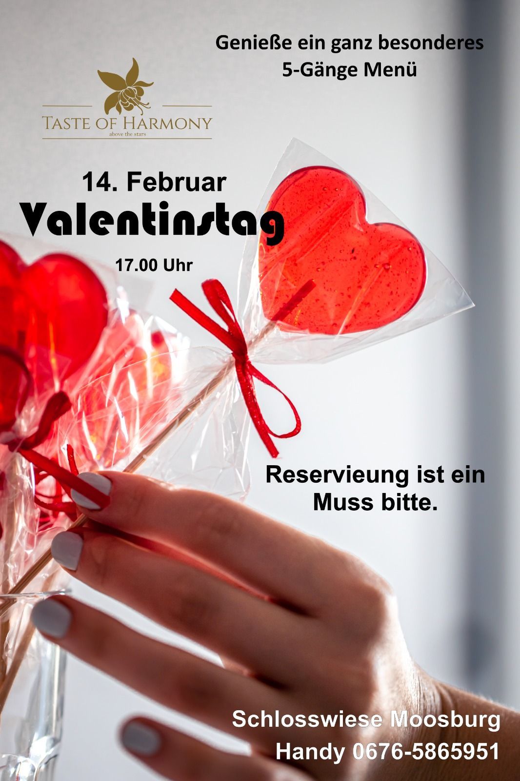 Plakat für Valentinstags-Event mit herzförmigen Bonbons in Plastik, Text zur Notwendigkeit der Reservierung. Datum: 14. Februar, Zeit: 17 Uhr.