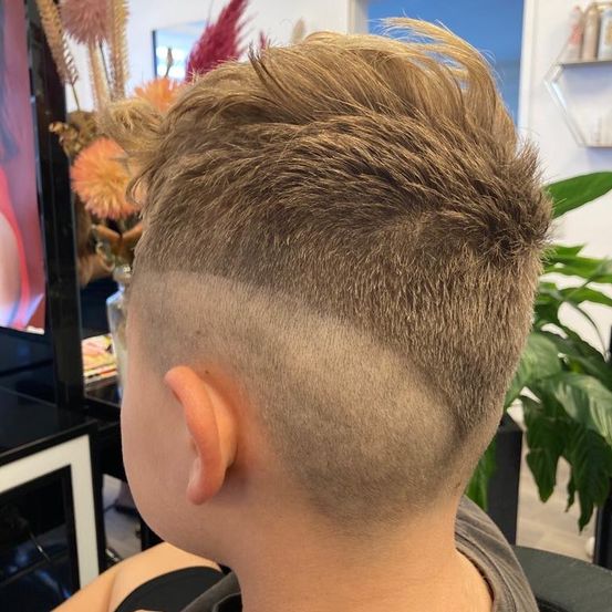 Bild enthält, Hair, Person, Boy, Male, Teen, Mohawk Hairstyle, Crew Cut, Face, Head