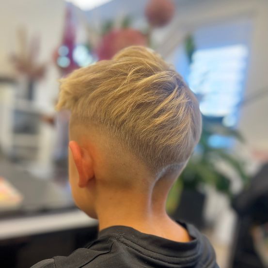 Bild enthält, Hair, Person, Blonde, Crew Cut, Mohawk Hairstyle, Head