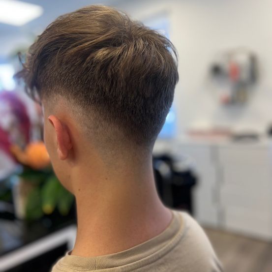 Bild enthält, Person, Crew Cut, Hair, Head