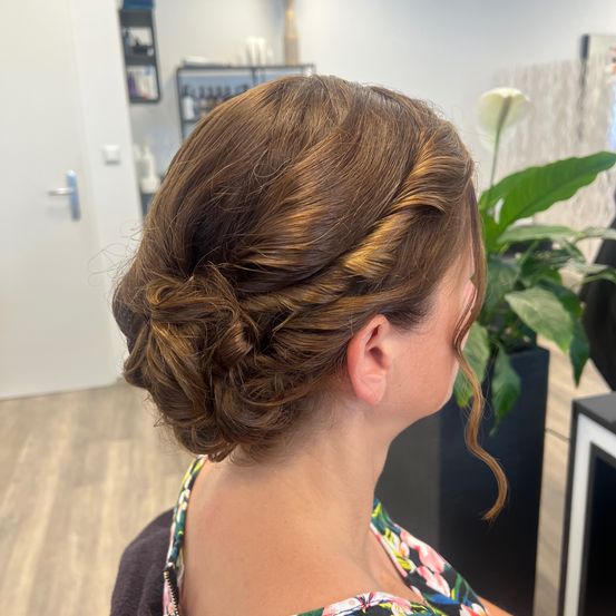 Bild enthält, Hair, Person, Adult, Female, Woman, Bun (Hairstyle), Face, Head