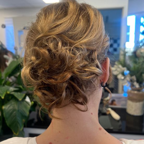 Bild enthält, Adult, Female, Person, Woman, Hair, Bun (Hairstyle), Head, Face