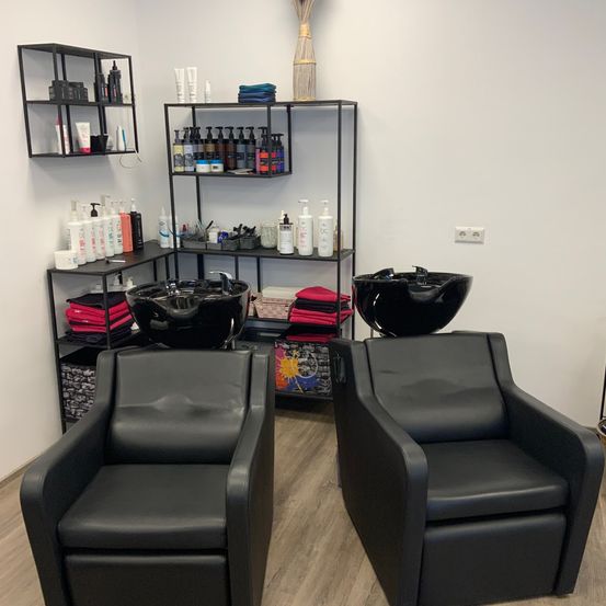 Bild enthält, Indoors, Furniture, Beauty Salon, Chair