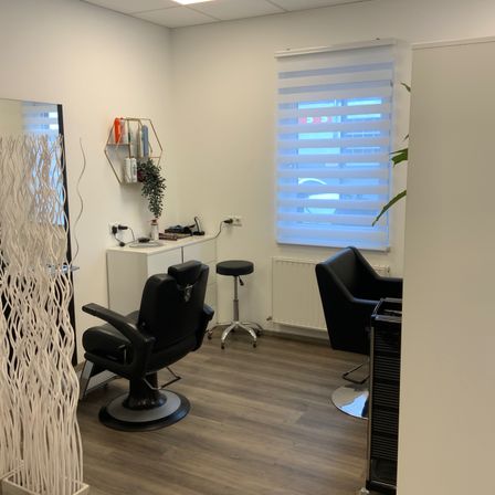 Bild enthält, Indoors, Chair, Furniture, Beauty Salon, Architecture, Building