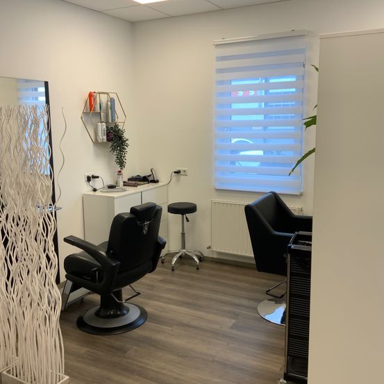 Bild enthält, Indoors, Chair, Furniture, Beauty Salon, Architecture, Building