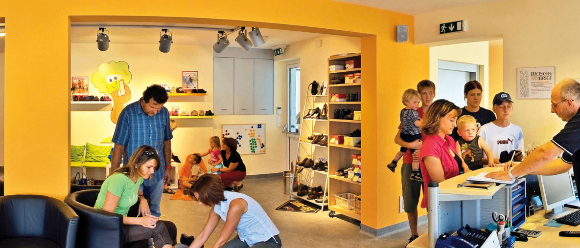 Bild enthält, Indoors, Person, Beauty Salon, Chair, Furniture, Clothing, Footwear, Shoe, Face, Head