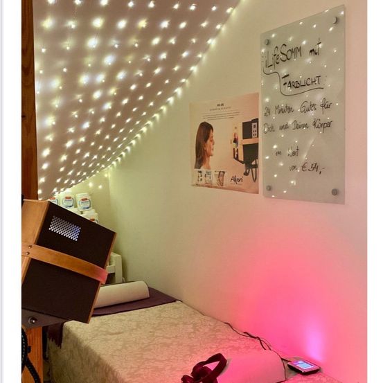 Ein gemütliches Schlafzimmer mit sternenbesetzter Decke, einem Bett und einem kleinen Tisch mit einem Telefon darauf. Eine Tafel mit einer motivierenden Botschaft ist an der Wand angebracht.