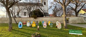 Bild enthält, Grass, Nature, Outdoors, Park, Tree, Person, Lawn, Gravestone, Yard, Graveyard