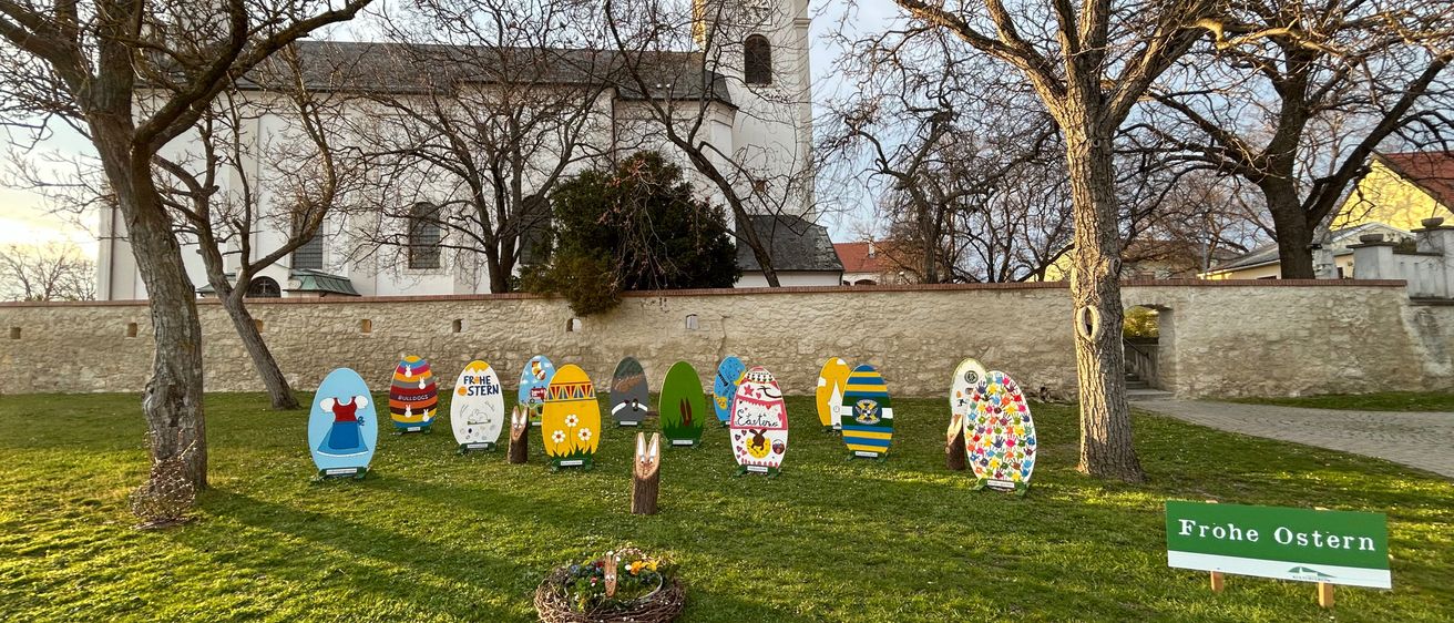 Bild enthält, Grass, Nature, Outdoors, Park, Tree, Person, Lawn, Gravestone, Yard, Graveyard