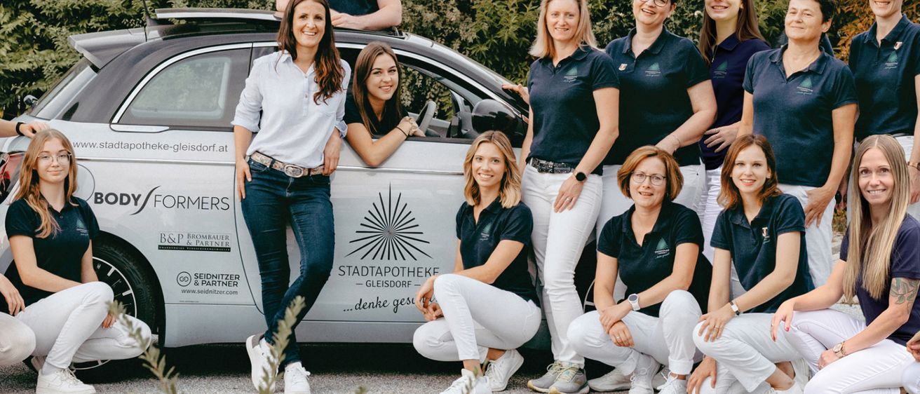 Bild enthält, People, Person, Groupshot, College, Adult, Female, Woman, Shoe, Jeans, Car