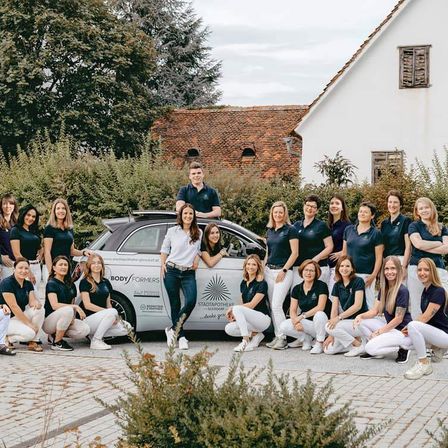 Bild enthält, Groupshot, Person, People, Adult, Female, Woman, Shoe, Jeans, College, Car