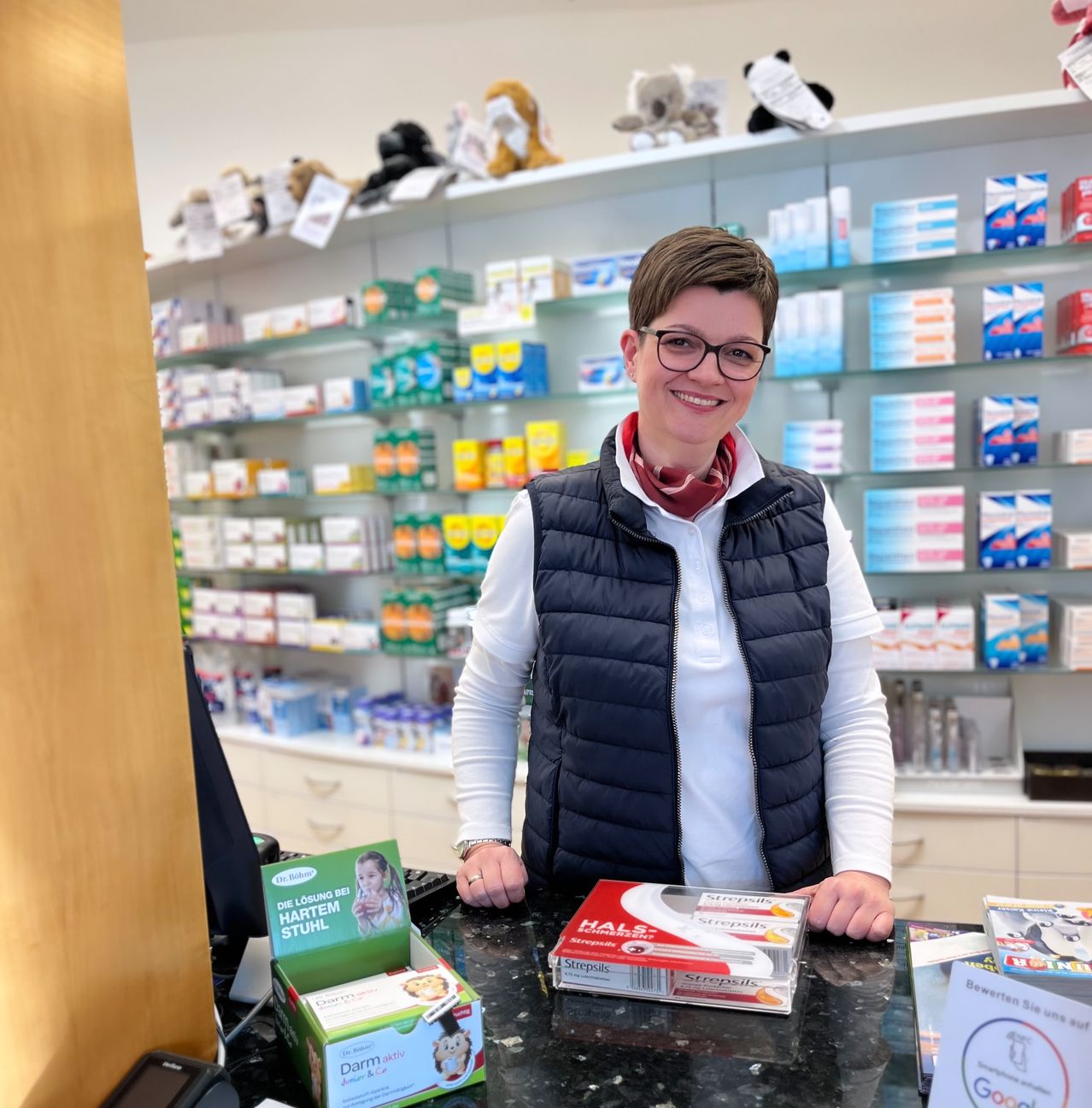 Bild enthält, Shop, Person, Accessories, Glasses, Indoors, Market, Wristwatch, Box, Grocery Store, Supermarket