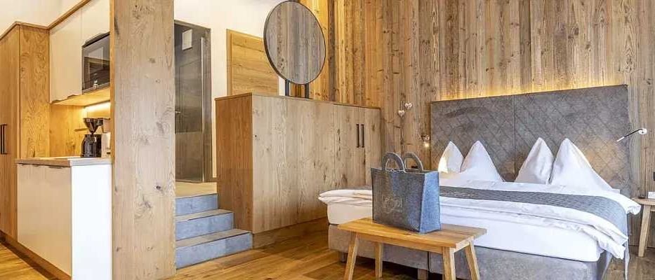 Bild enthält, Indoors, Interior Design, Wood Panels, Wood, Hardwood, Handbag, Plywood, Home Decor, Stained Wood, Bedroom