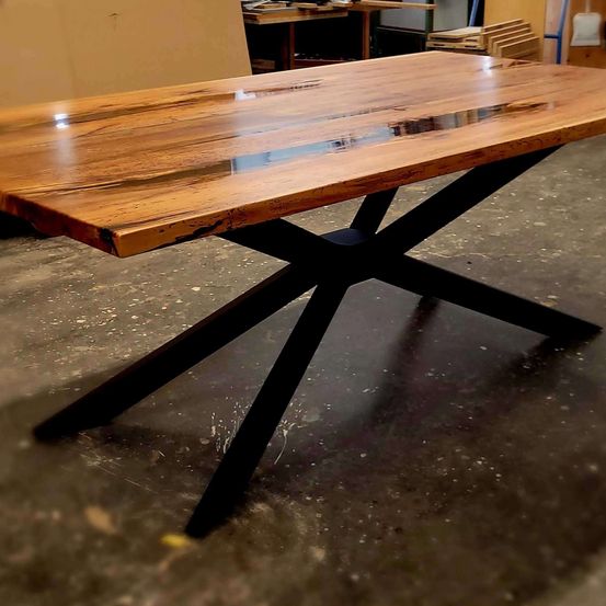 Bild enthält, Furniture, Table, Hardwood, Wood, Stained Wood, Tabletop