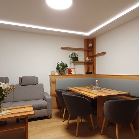 Bild enthält, Corner, Furniture, Living Room, Dining Room, Dining Table, Table, Interior Design, Chair, Home Decor, Couch