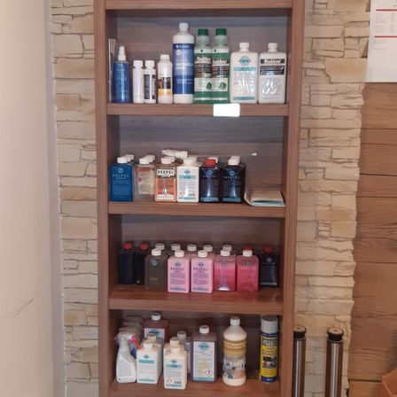 Bild enthält, Shelf, Cabinet, Furniture, Indoors, Interior Design, Closet, Cupboard, Architecture, Building