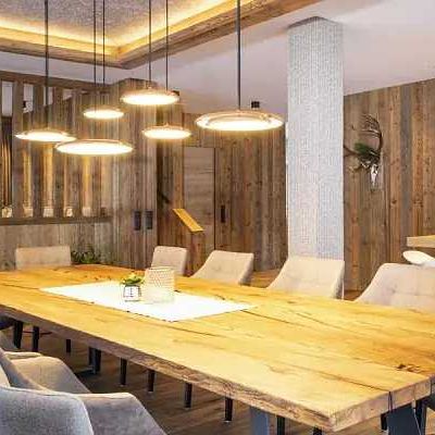 Bild enthält, Indoors, Interior Design, Dining Room, Dining Table, Furniture, Table, Wood, Kitchen, Tabletop, Chair