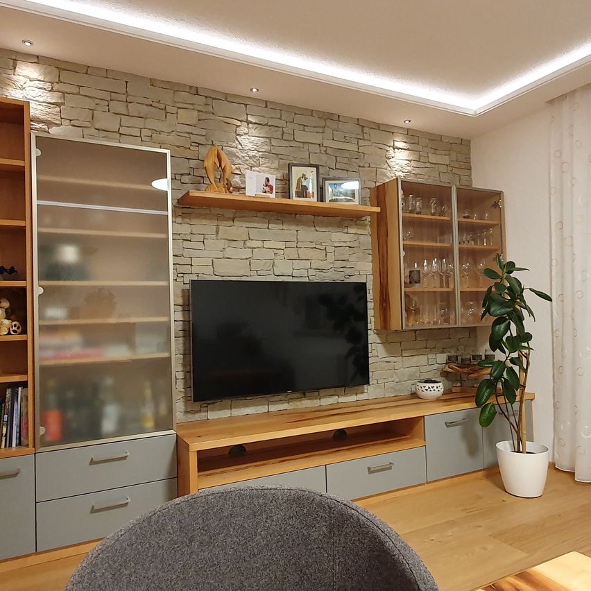 Bild enthält, Interior Design, Living Room, Entertainment Center, Screen, Wood, Computer Hardware, Hardware, Monitor, Hardwood, TV