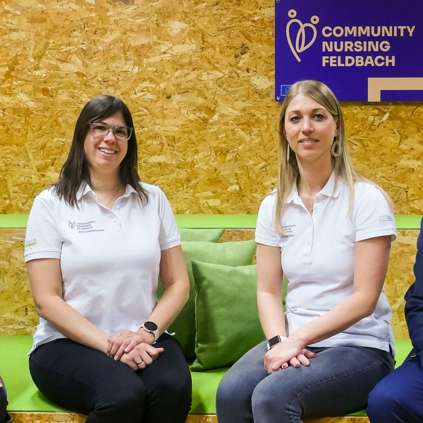 Bild enthält, Wood, Groupshot, Person, Plywood, Pants, Female, Girl, Teen, Adult, Man