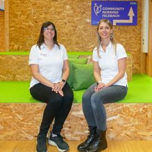 Bild enthält, Wood, Plywood, Pants, Floor, Female, Girl, Person, Teen, Flooring, Sitting