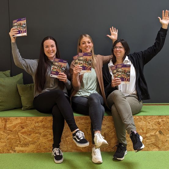 Bild enthält, Groupshot, Person, Head, Face, Happy, Female, Girl, Teen, Shoe, Glasses